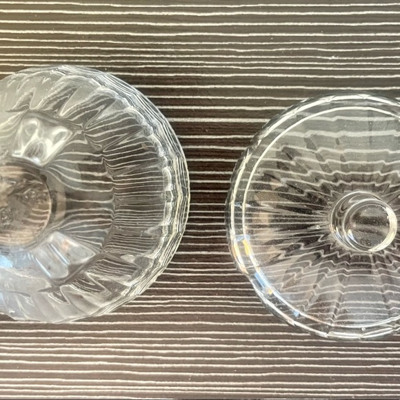 ‘DISTINCTIVE’ & VINTAGE, TRI-FOOTED, MINI ROUND GLASS ‘RING/TRINKET’ BOX… - Picture 5 of 6